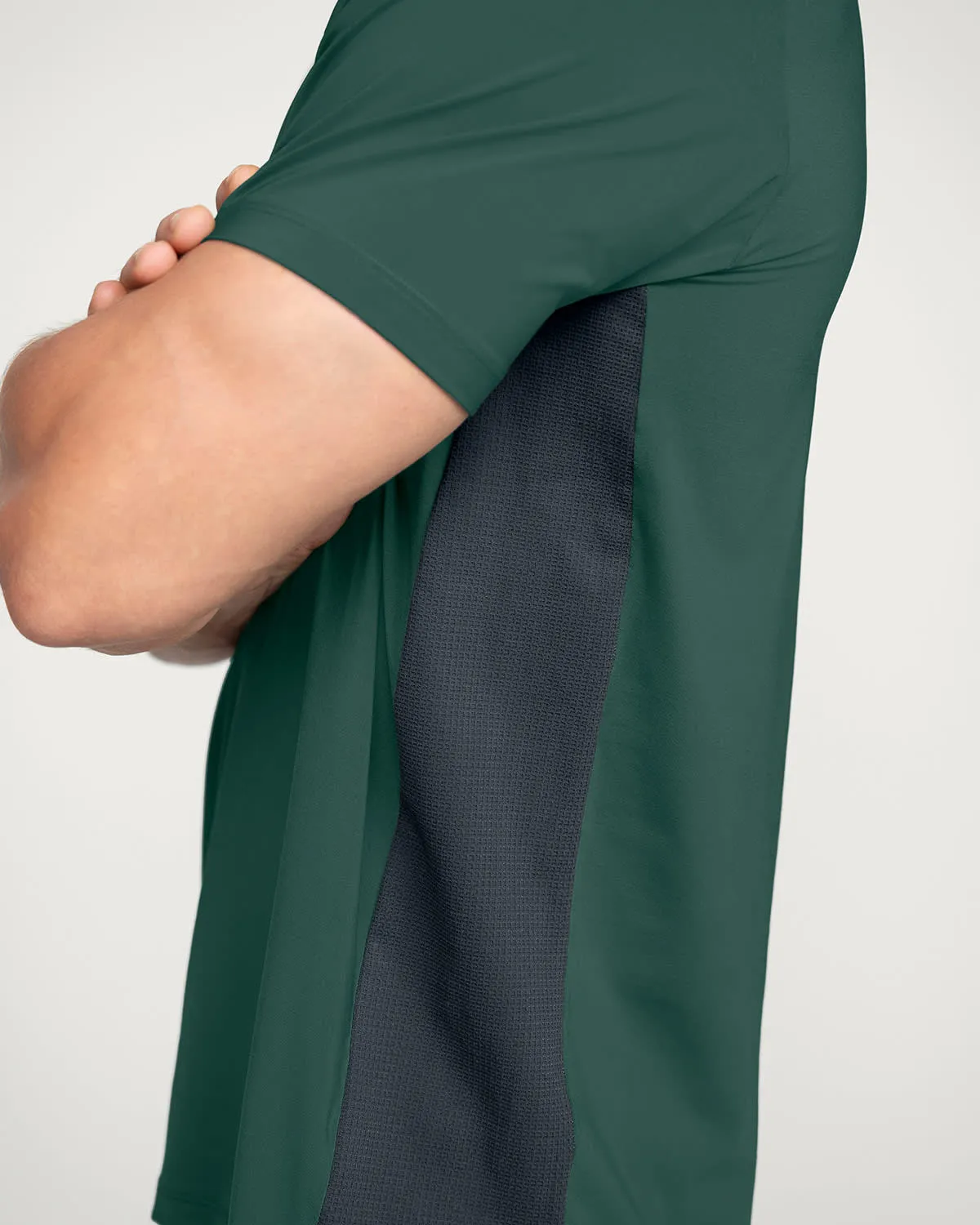 Camiseta deportiva de tacto suave con mallas transpirables laterales