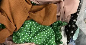 Hermosas blusas crema usadas en ropa de mujer de primera calidad